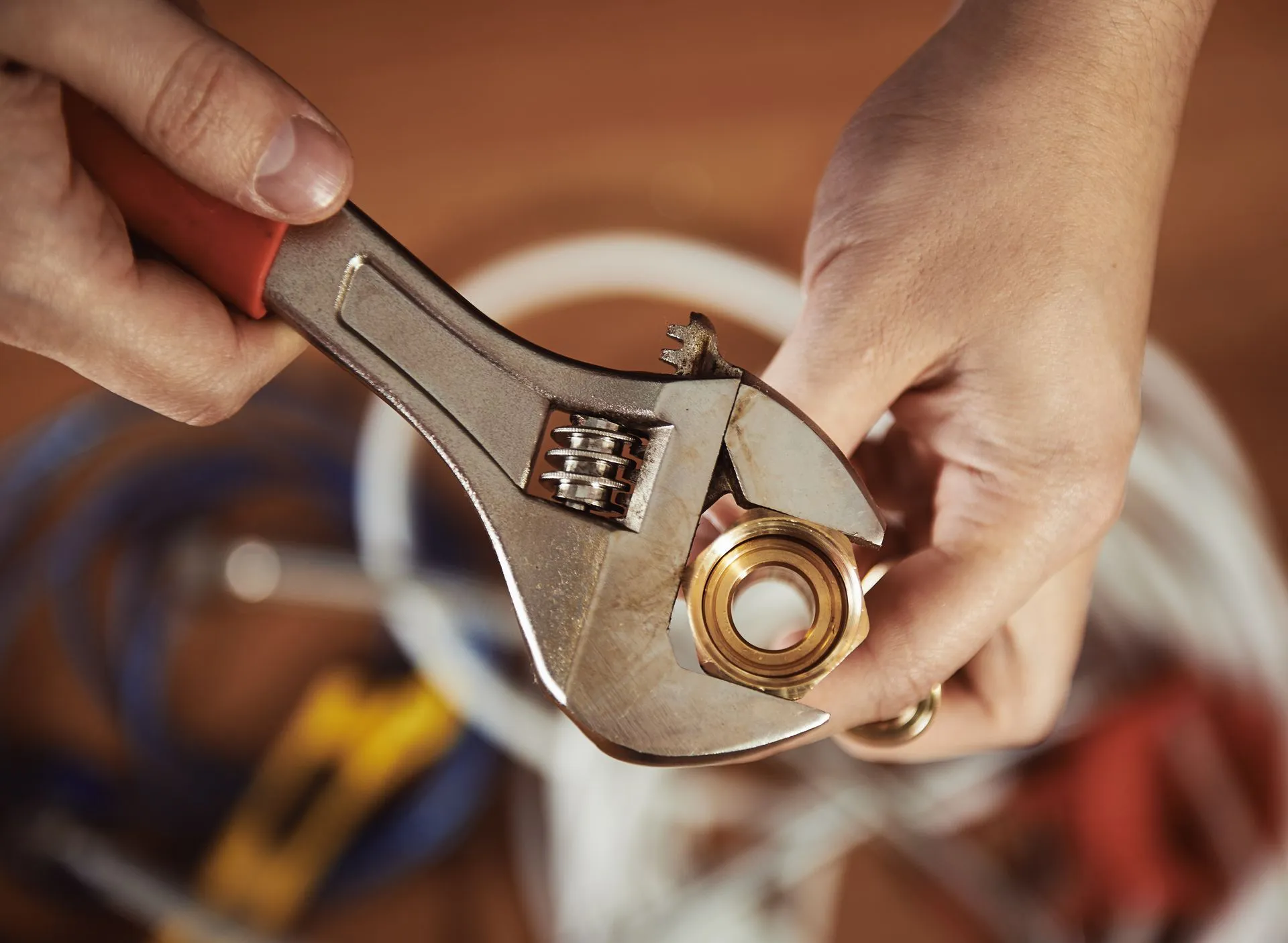 Artisan plombier professionnel - Installation de sanitaires et robinetterie<br />
